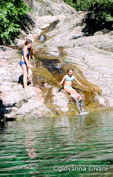 Kinder baden im Bergbach