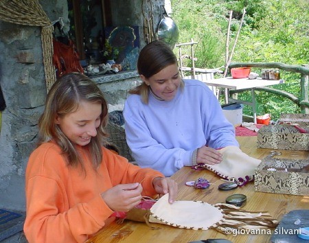Kinder basteln im Eremo