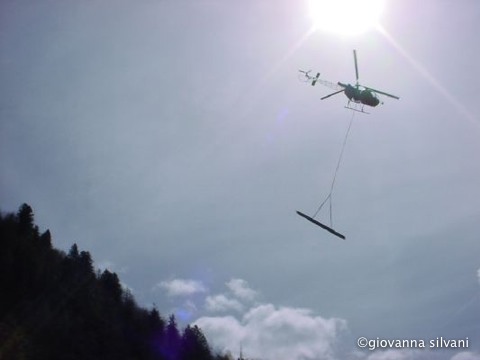 Helikopter bringt Tipi Stangen