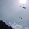 Helikopter bringt Tipi Stangen